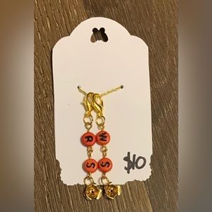 Right side (RS) and wrong side (WS) stitch marker set. For knitting and crochet.